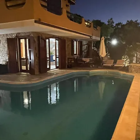 Villa Vittoria: Seaside Retreat With Private Heated Pool And Hydromassage